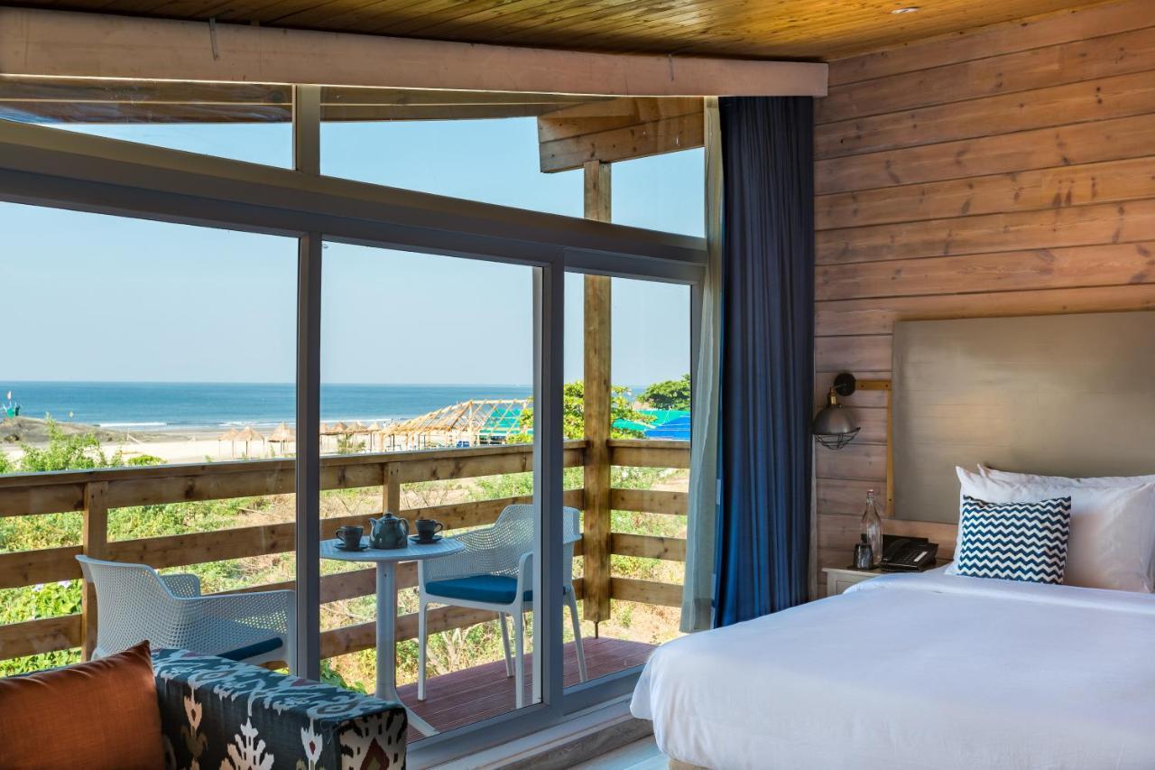 Living Room Beach Resort Морджим Экстерьер фото